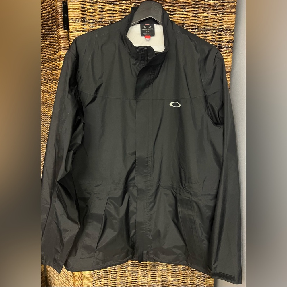 Oakley- Mens Lightweight black Jacket- Size: Small, Cinch ability in middle